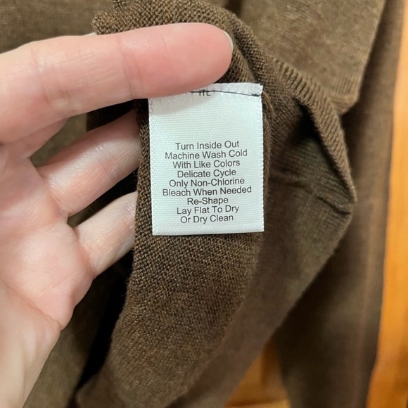 Jos. A. Bank Solid V-Neck Traveler Merino Wool Sweater Size L - Picture 7 of 8